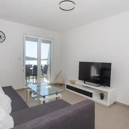 6 Bedroom Gorgeous In Dvornica *