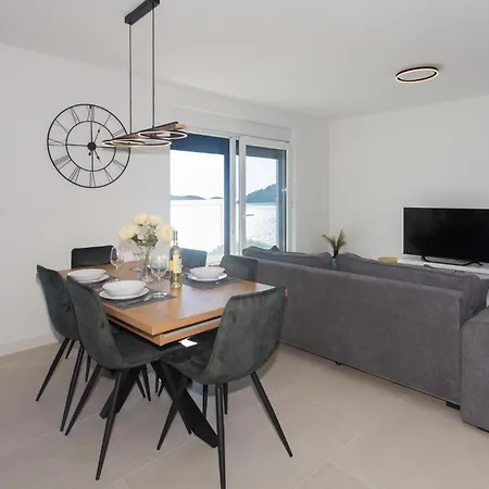 6 Bedroom Gorgeous In Dvornica *