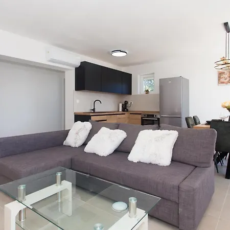 6 Bedroom Gorgeous In Dvornica Casa vacanze Ražanj