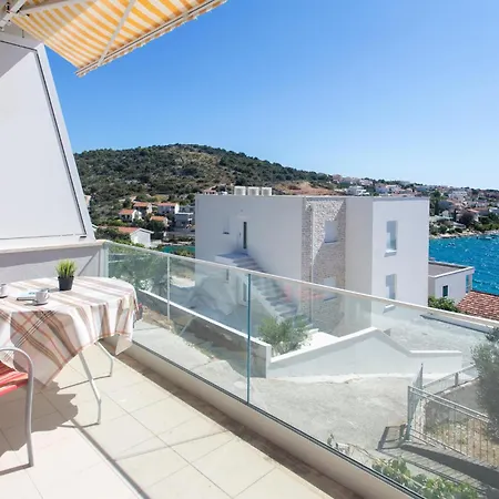 6 Bedroom Gorgeous In Dvornica Casa vacanze