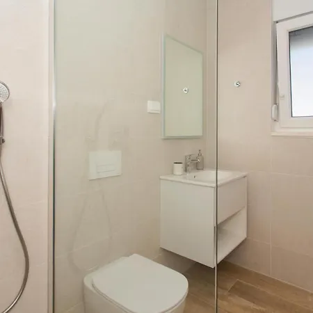 6 Bedroom Gorgeous In Dvornica