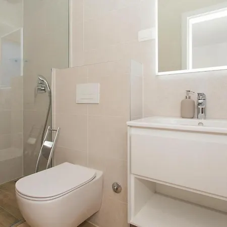 6 Bedroom Gorgeous In Dvornica