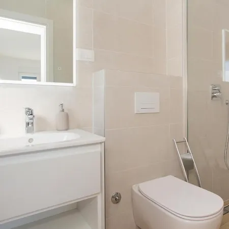 6 Bedroom Gorgeous In Dvornica *