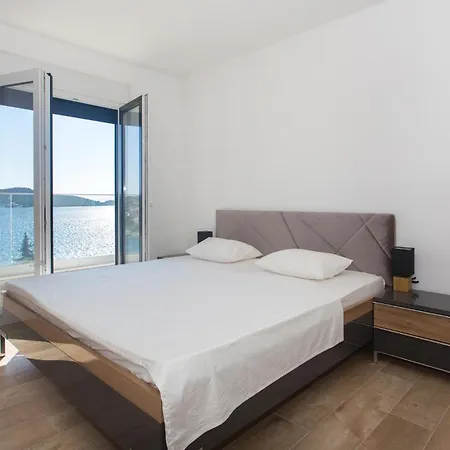 6 Bedroom Gorgeous In Dvornica *