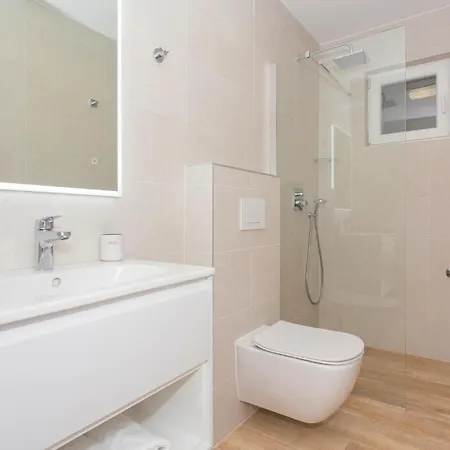 Casa vacanze 6 Bedroom Gorgeous In Dvornica *