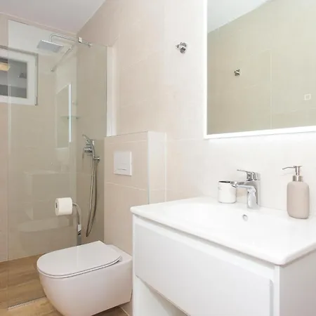 6 Bedroom Gorgeous In Dvornica * Ražanj